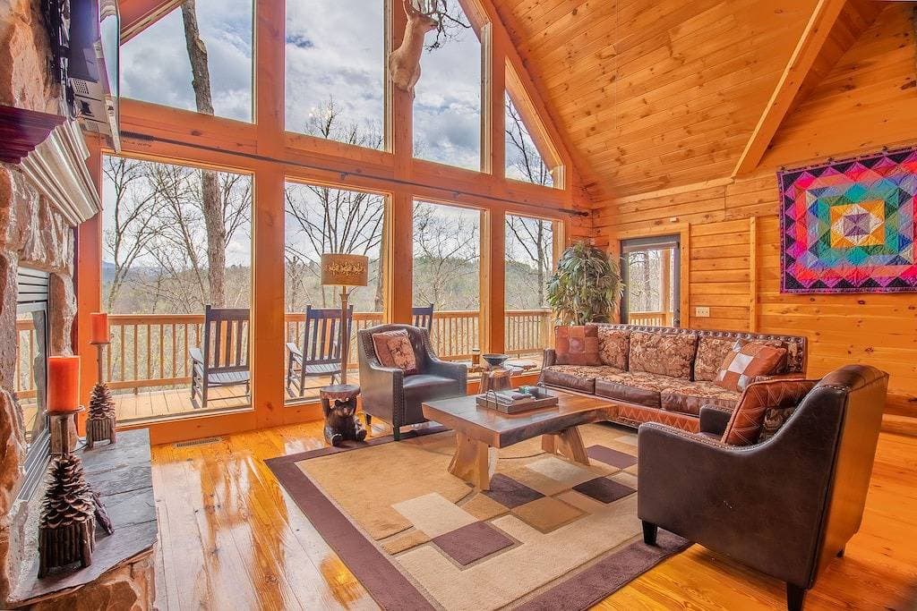 Foto 7 von 50: Elegant Log Cabin between Cherokee and Bryson City, hot tub & fire pit