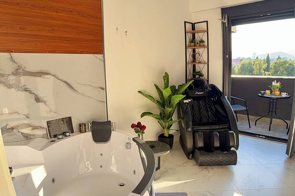 Foto 6 von 30: Jacuzzi, Floating Bed & 4D Massage Chair - Presidential Apartment Apollo 11
