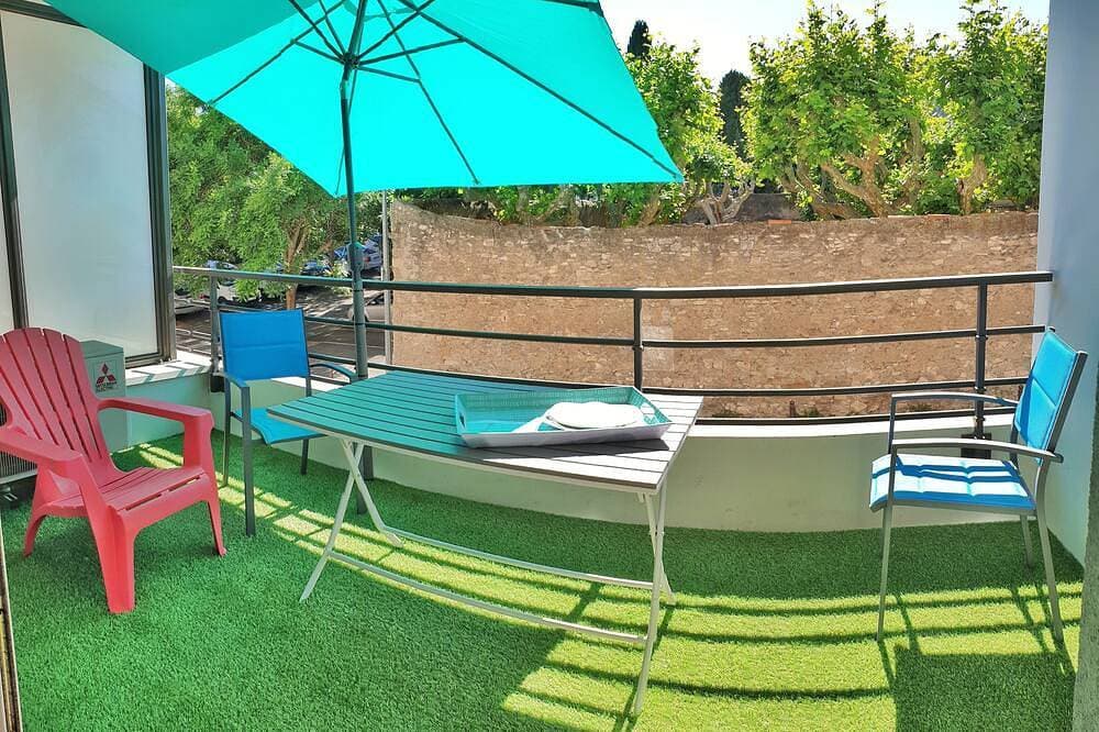 Large air-conditioned studio, large terrace, harbour, shops, beach on foot 1