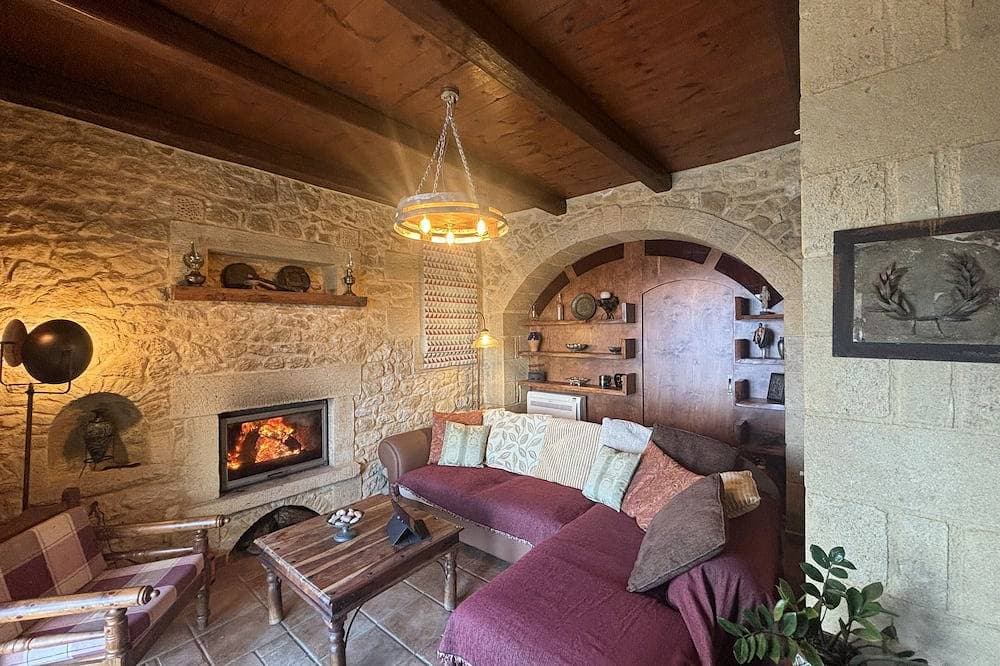 Foto 2 von 30: Panoramic luxury with heated infinity pool, sun deck, gym, bbq patio and garden