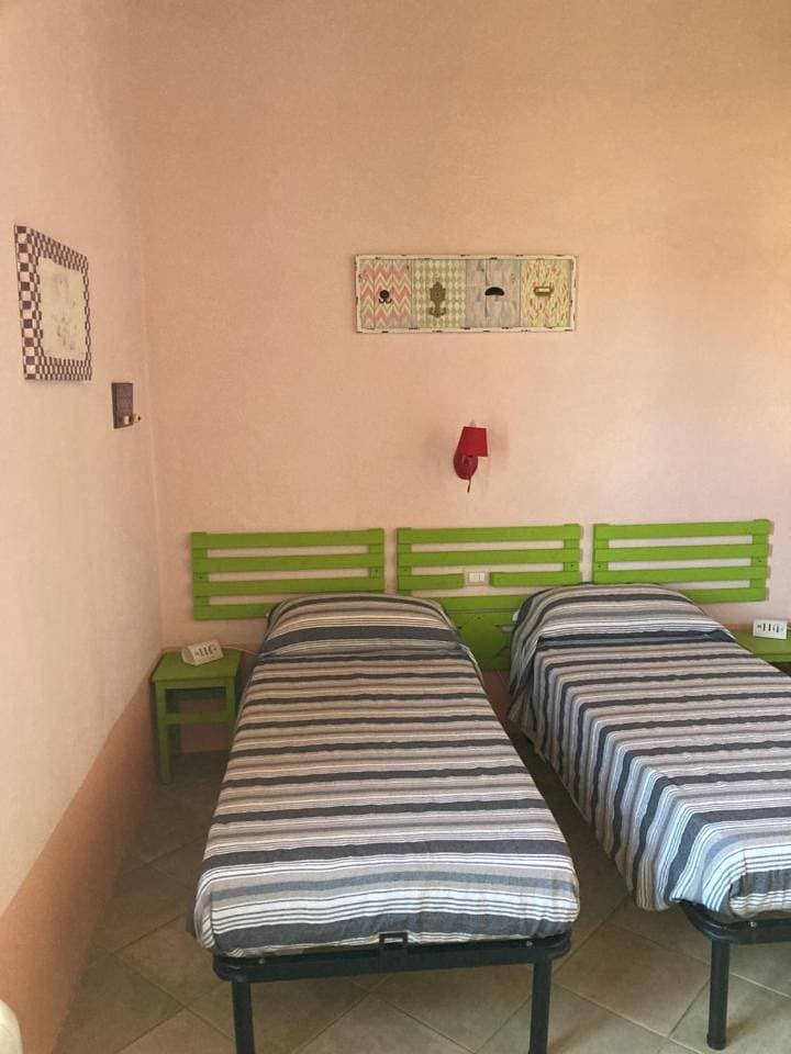 Foto 7 von 9: Twin Room with Private Bathroom