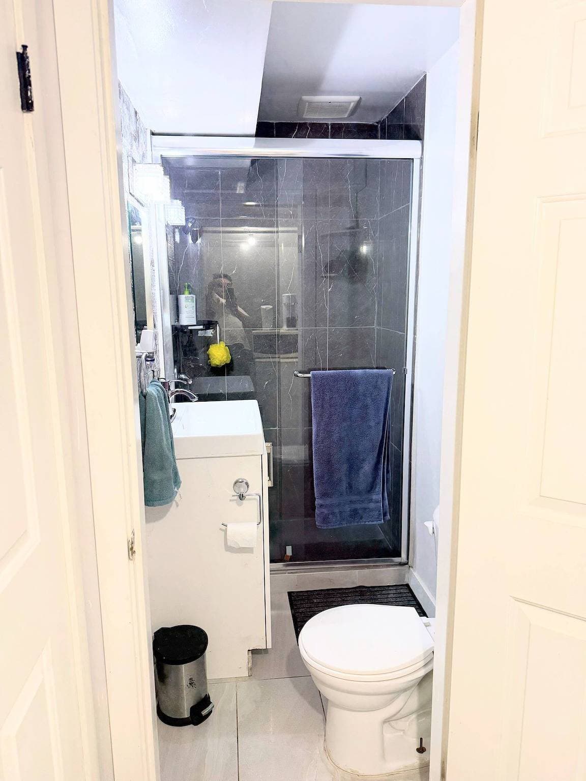 Foto 9 von 12: Gemütliches privates Zimmer mit angeschlossenem Waschraum Eigener Eingang Flexibler Check-In