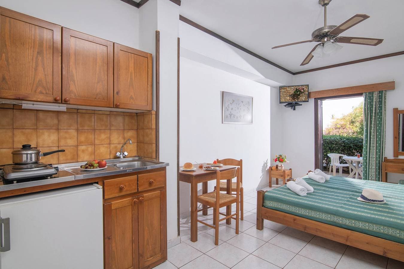 Schönes Studio mit Gemeinschaftspool und schönem Garten 1