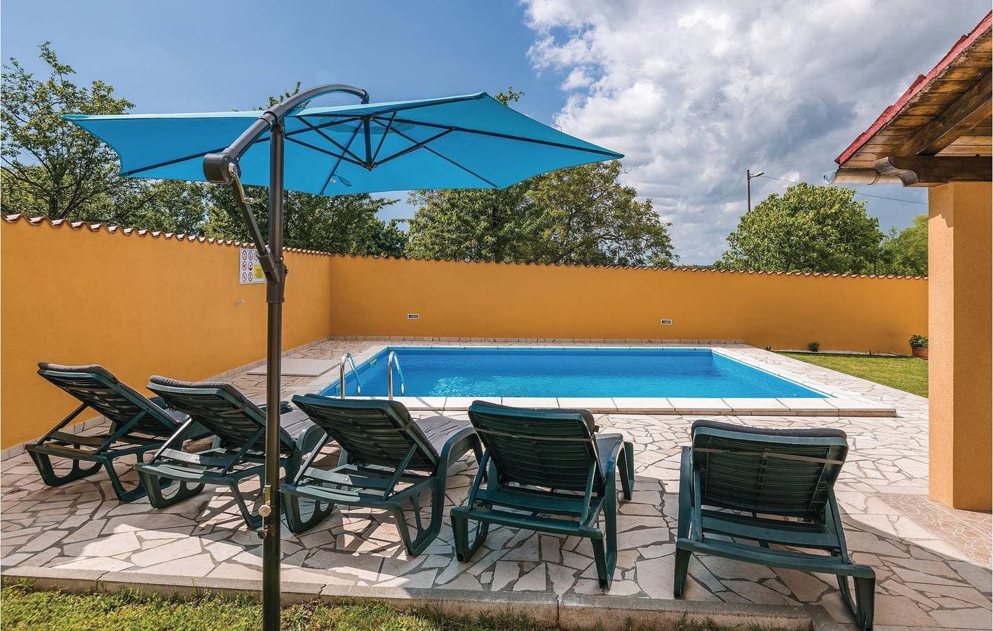Foto 8 von 34: Gemütliche 2-Zimmer-Wohnung mit Terrasse, in der Nähe des Stadtzentrums von Sajini