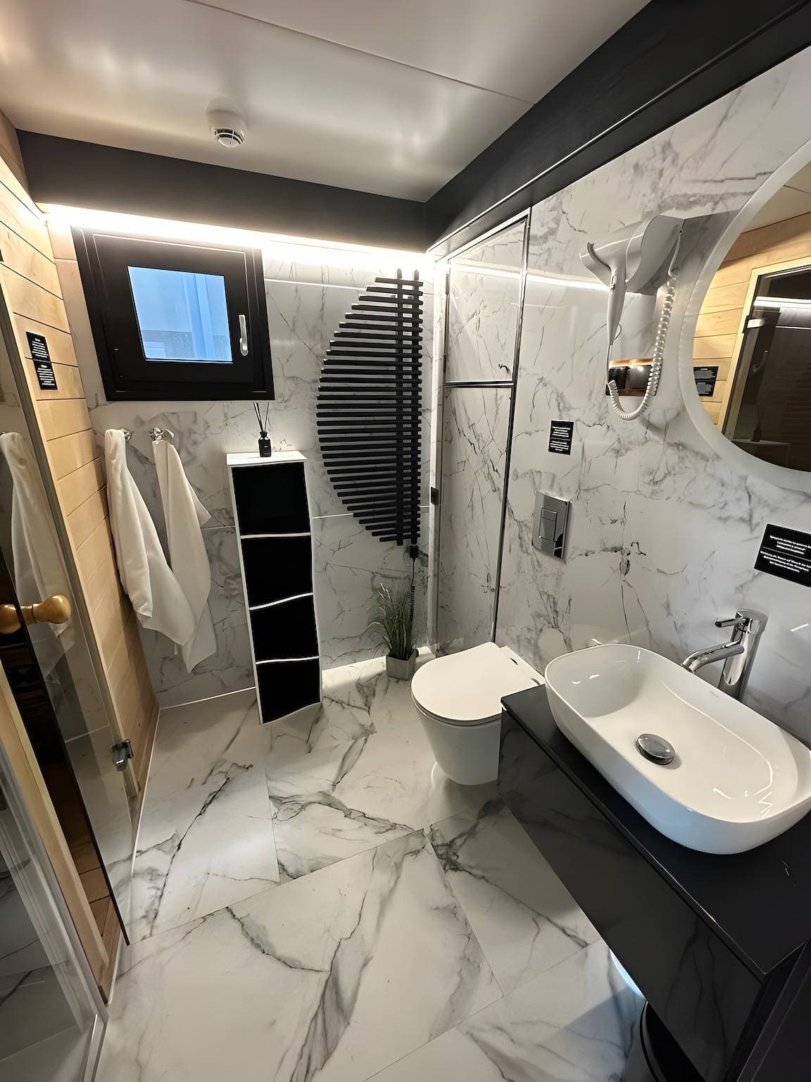 Foto 13 von 42: Hausboot 'Hafensuite Rügen' mit WLAN