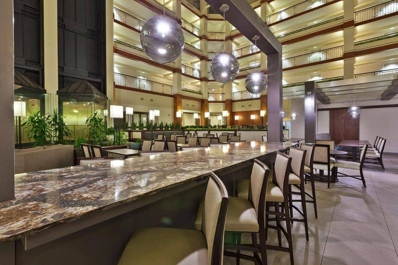 Foto 3 von 10: Deluxe One-Bedroom King Suite