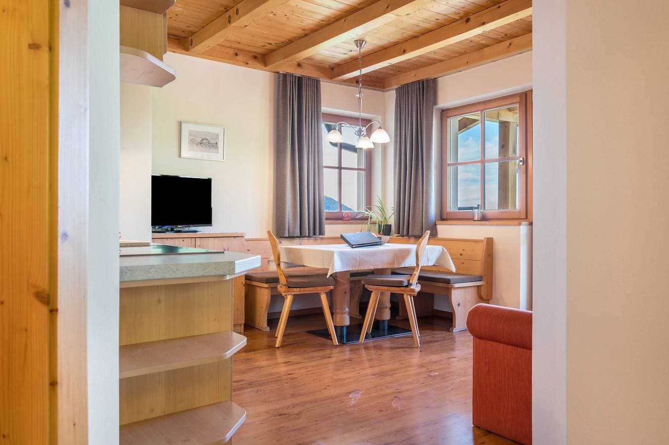 Foto 11 von 32: Ferienwohnung 'Ronsolhof Hauenstein' mit Bergblick, Gemeinschaftsgarten und WLAN