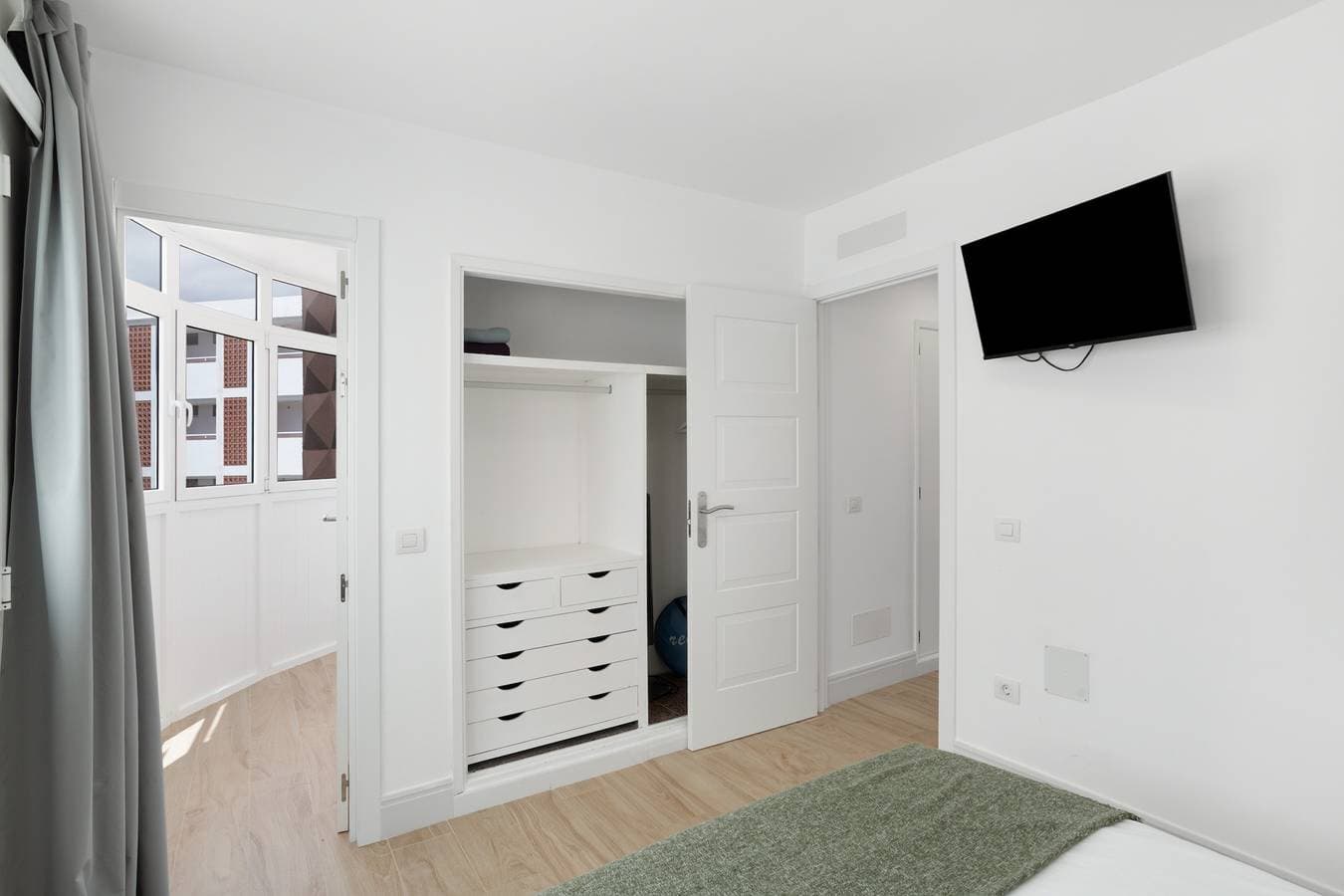 Foto 11 von 23: Ferienwohnung 'Flipper 302' mit Meerblick, Gemeinschaftspool und WLAN