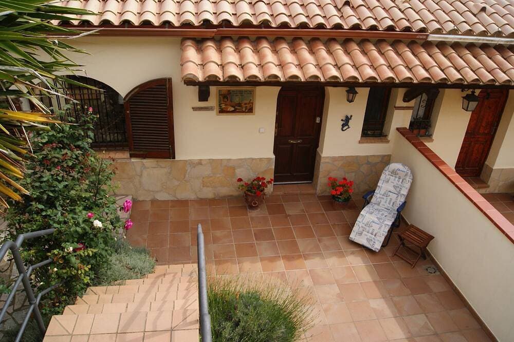 Foto 7 von 27: Geräumige Villa mit Pool, Whirlpool und atemberaubender Lage am Mittelmeer