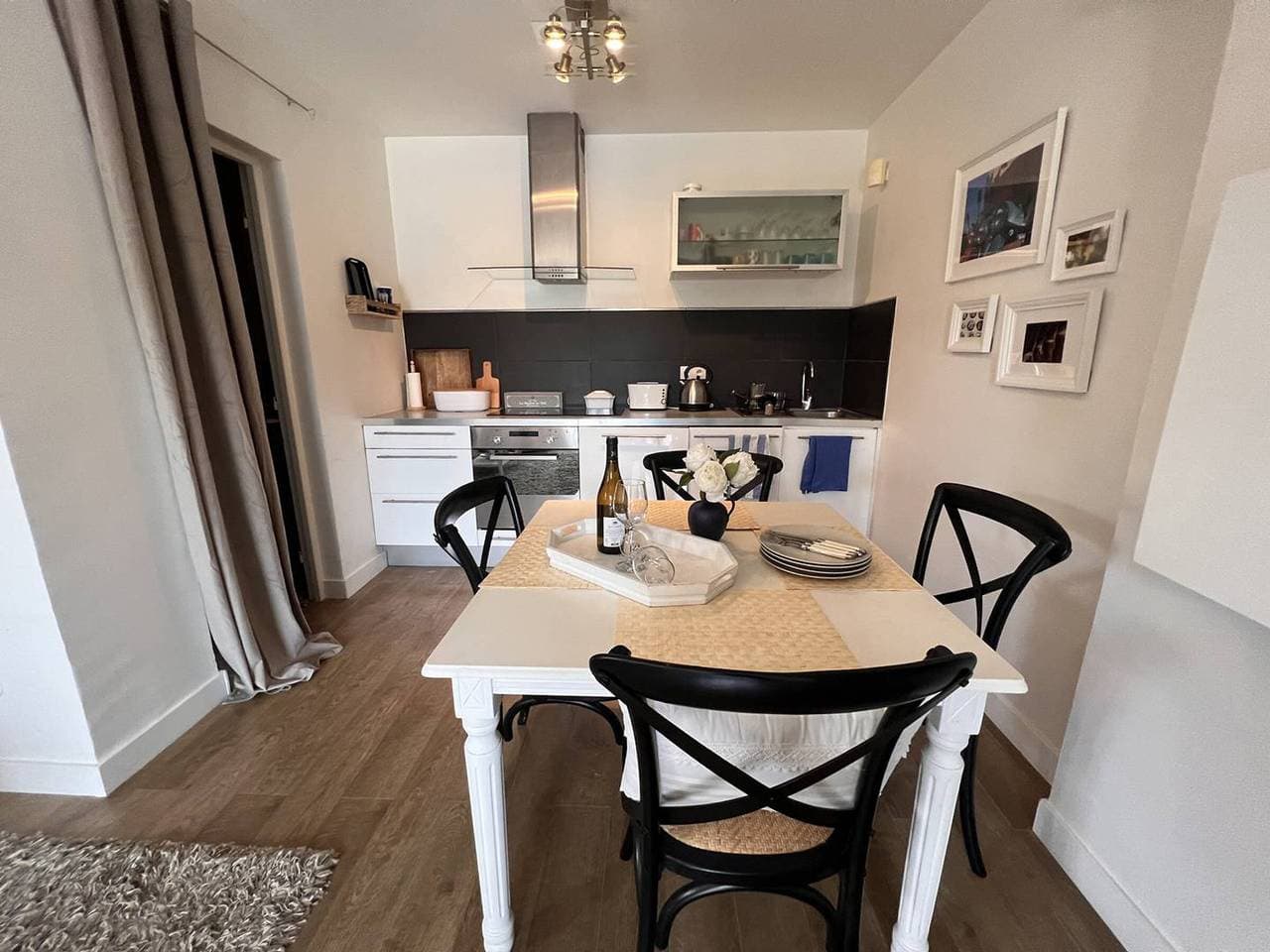 Foto 5 von 11: Sublim renovierte Wohnung, 4 Pers., 1.2 km vom Strand Gigaro, geräumige Terrasse, Elektrogrill