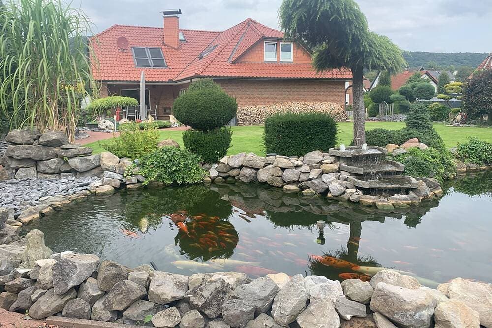 Ferienhaus Wesergarten mit Kamin,  großem Garten und gepflegtem Fischteich 1