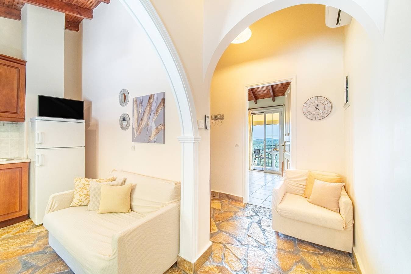 Foto 4 von 21: Studio-Apartment „Pavlos & Sofia Studio“ mit Bergblick, Garten und Terrasse