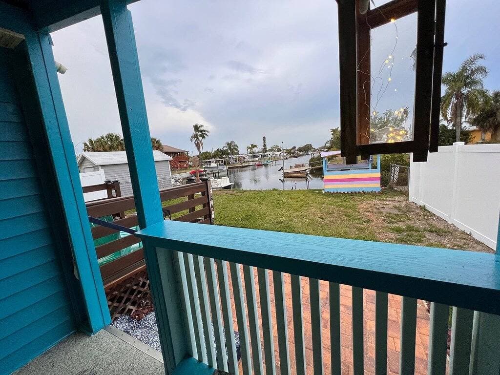 Foto 10 von 16: Waterfront Cottage with a dock