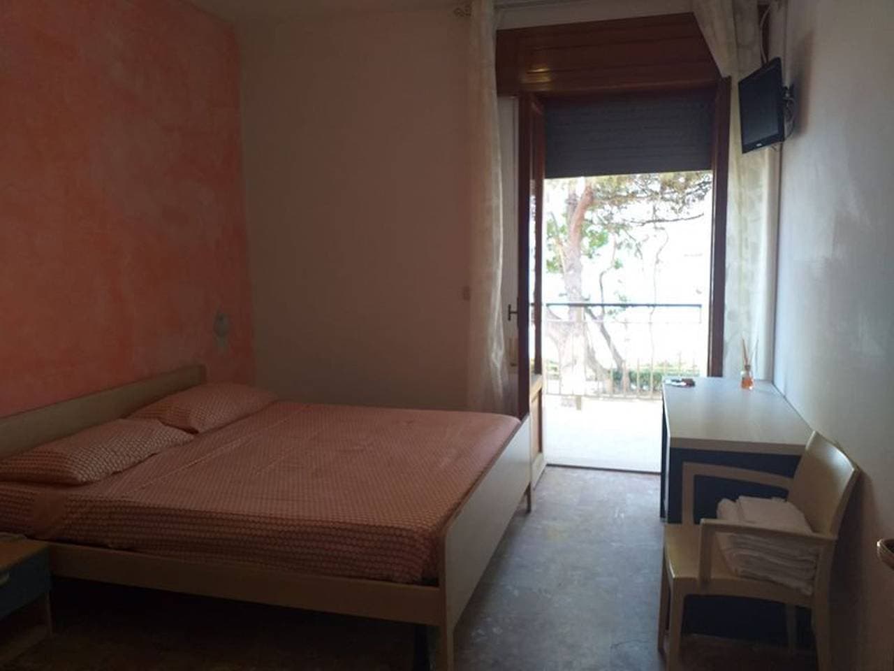 Foto 4 von 15: Geräumiges Doppelzimmer nur einen Steinwurf vom Meer entfernt # 1
