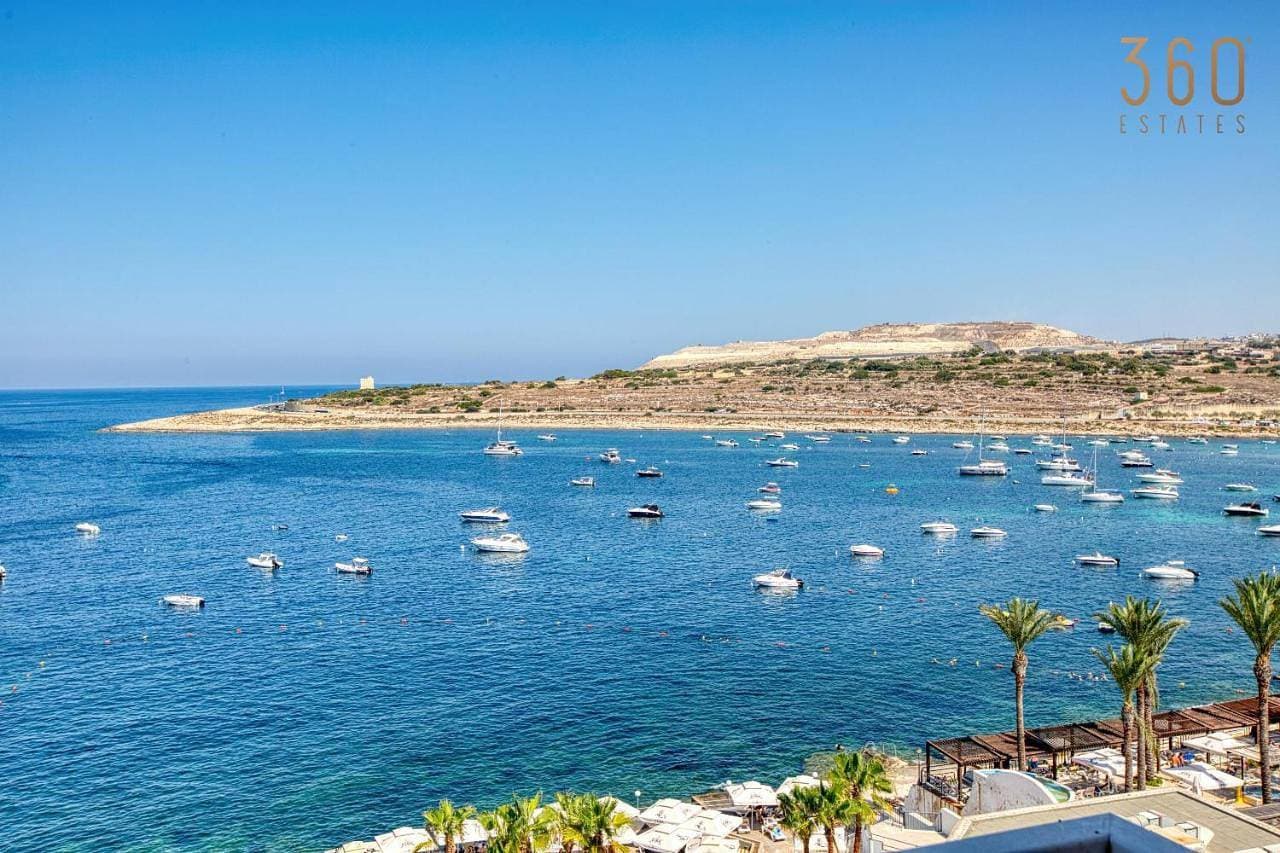 Beautiful seafront Suites with comfy beds, AC & WIFI by 360 Estates 1
