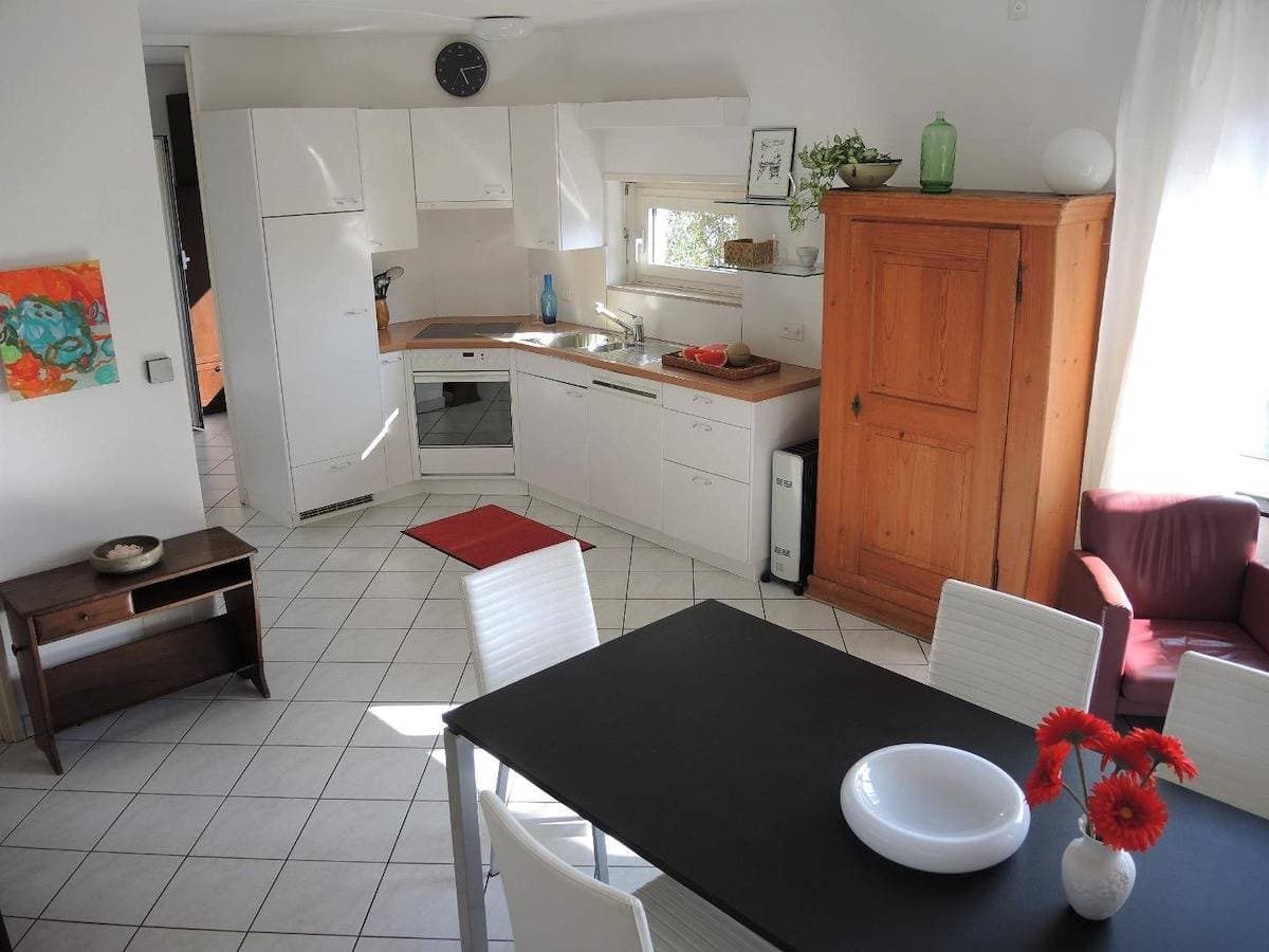 Foto 3 von 30: Sympathisches Ferienhaus mit grosser Terrasse, Panoramablick und Ganztagssonne