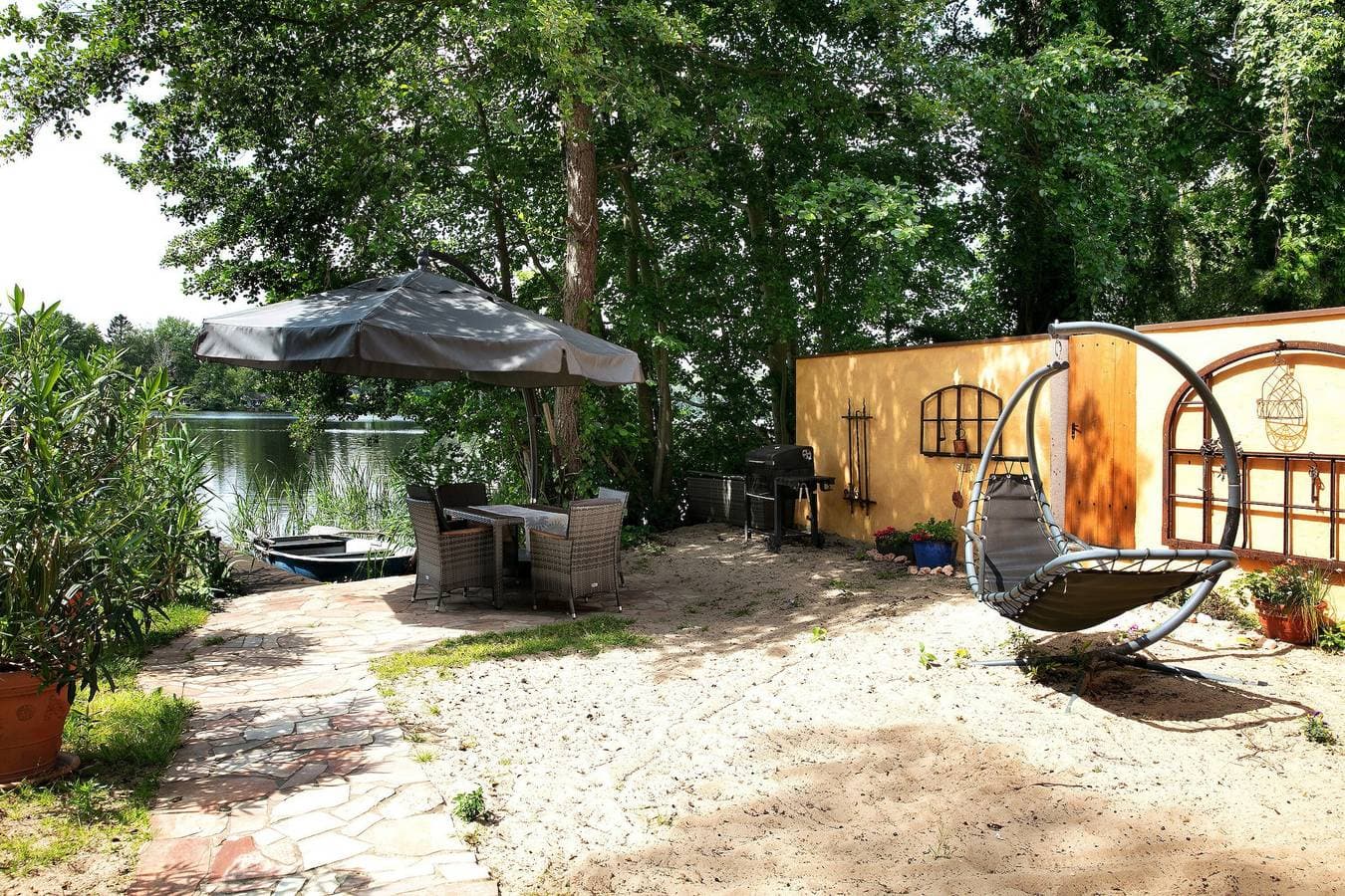 Foto 2 von 35: "Ferienhäuschen am See" mit privater Terrasse und WLAN