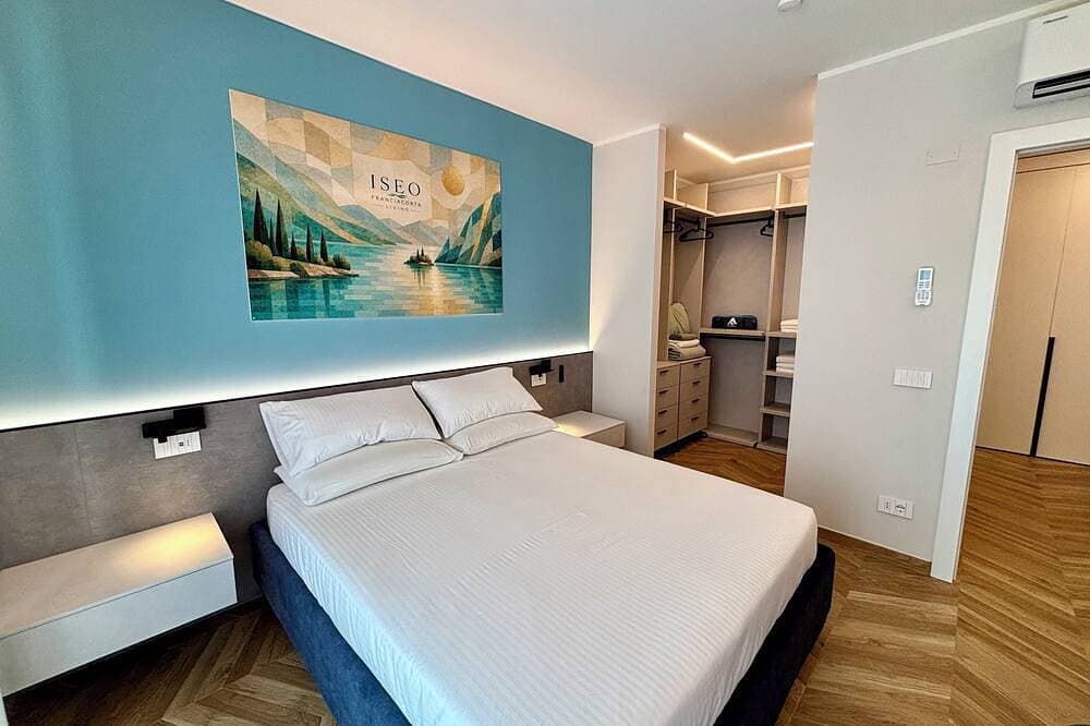 Foto 3 von 22: Luxurious new apartment with a terrace overlooking the lake on the Sarnico lakeshore.