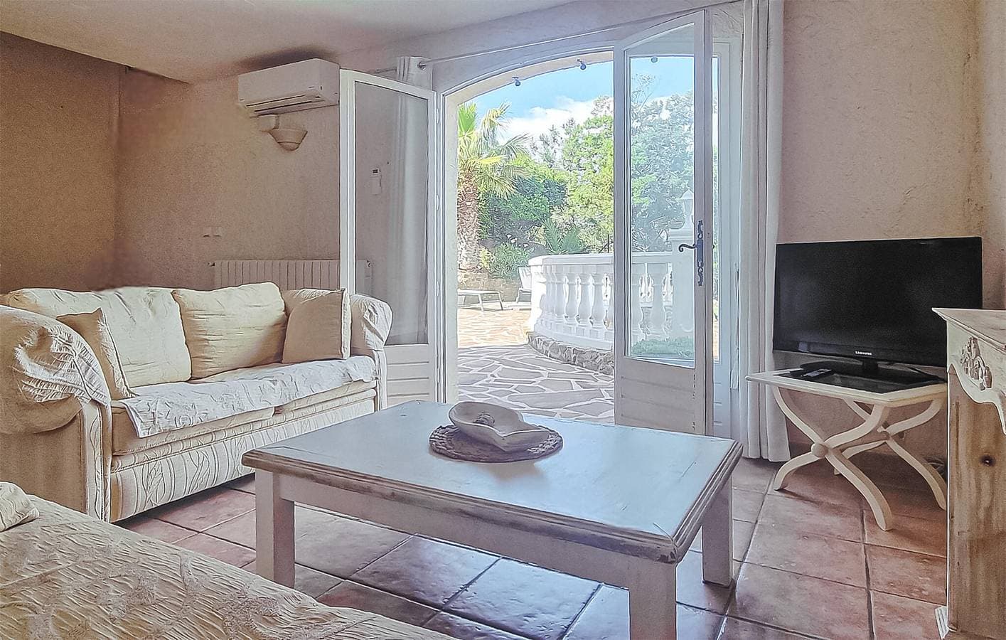 Foto 7 von 33: Apartment mit Meerblick, AC, Parkplatz, Terrasse, Pool und Internet