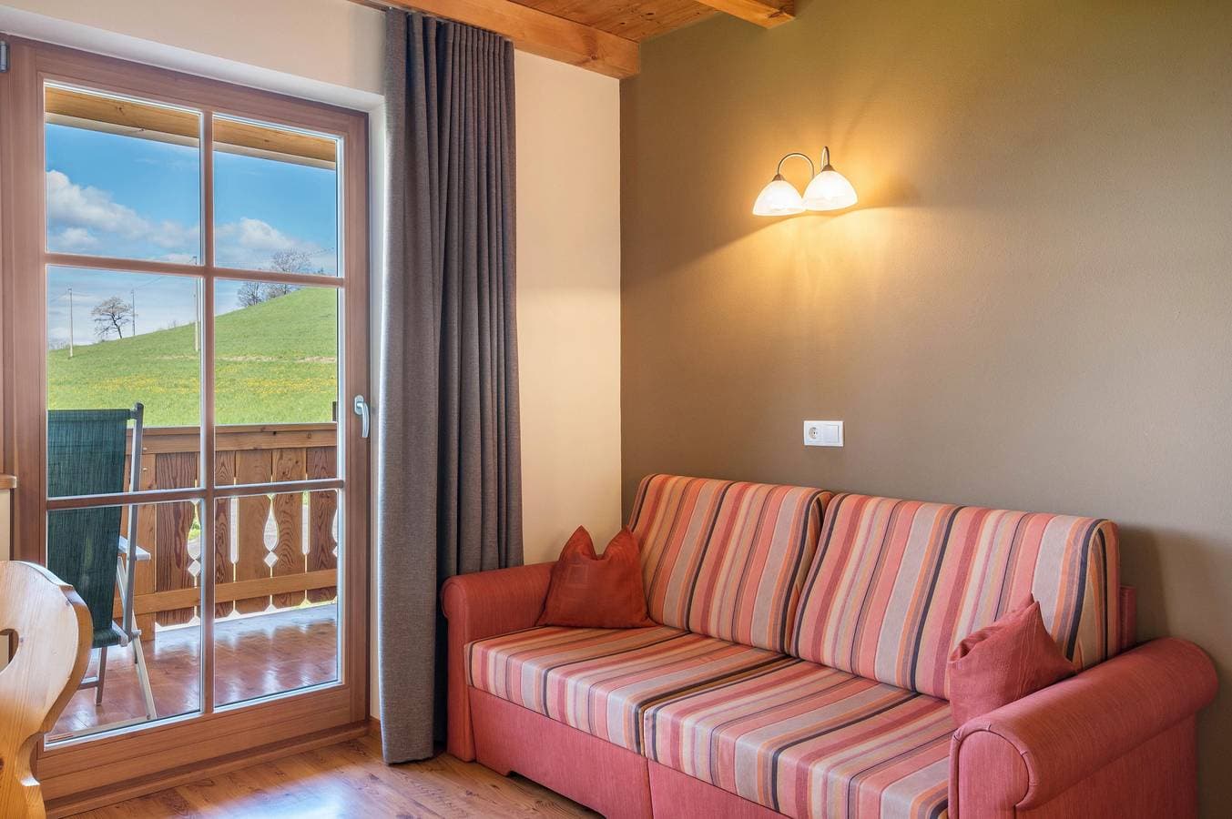 Foto 8 von 32: Ferienwohnung 'Ronsolhof Hauenstein' mit Bergblick, Gemeinschaftsgarten und WLAN