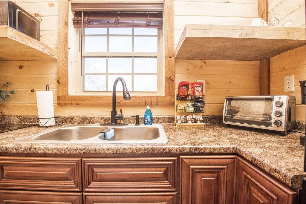 ⛰Romantic Tiny Home - Wi-Fi & Hot Tub & Fire Pit 1