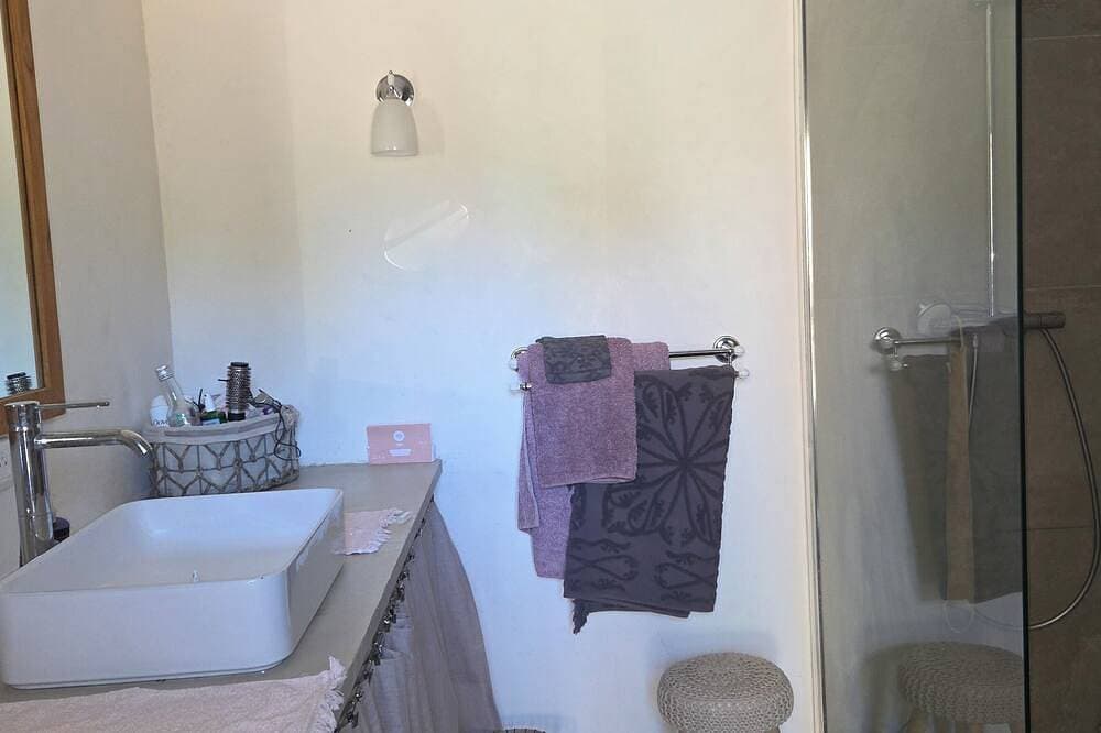 Foto 5 von 10: Garden level for rent in typical Corsican house.