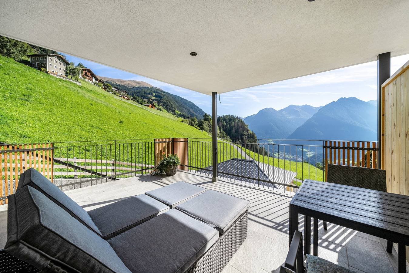 Foto 2 von 14: Ferienwohnung 'Sunnseitn Lodge Alps' mit Bergblick, privater Terrasse und WLAN