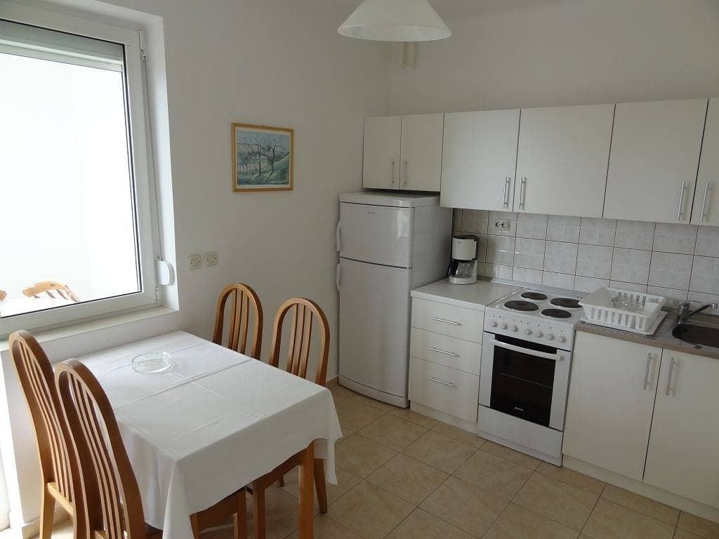 Foto 5 von 13: 2-Zimmer-Ferienwohnung mit Terrasse und Meerblick Rab A-16359-a