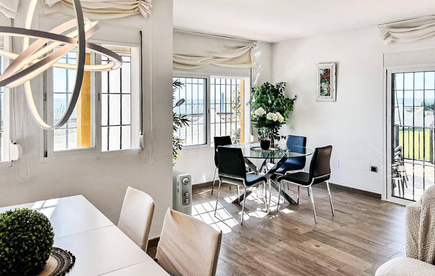 Foto 6 von 25: Gemütliche 200 m² große Ferienwohnung mit Pool, Terrasse und Zugang zum Strand