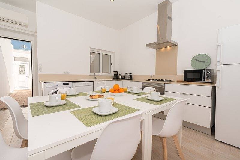Foto 5 von 31: Gemütliches Reihenhaus in Fuseta mit Terrasse und Dachterrasse, 5 Minuten zum Strand