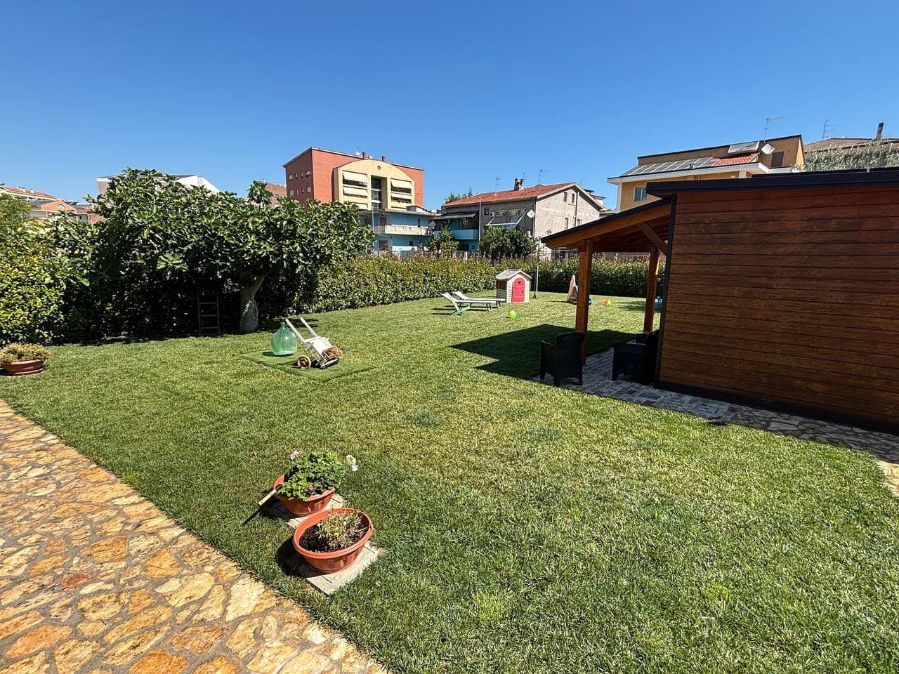 Foto 3 von 33: Die Dependance mit Garten in Pescara – 9 Min zum Meer, WLAN, Klimaanlage, Ev-Ladestation