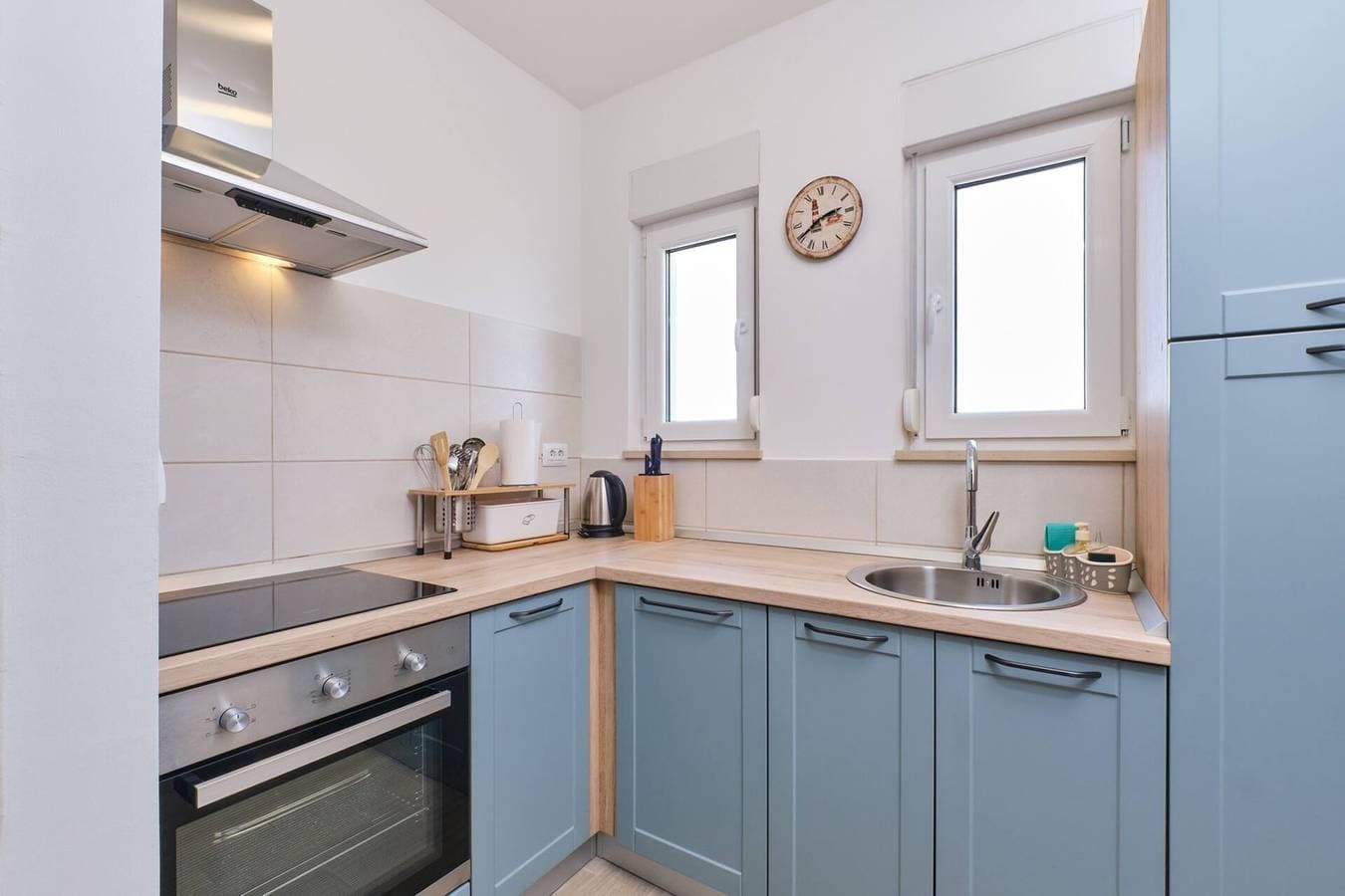 Foto 7 von 12: Das Apartment Billy 1 im ersten Stock bietet Platz für 3 Personen.Es verfügt über ein Schlafzimmer, ein Wohnzimmer, eine Küche, ein Badezimmer mit Dusche und einen Balkon mit Blick auf das Meer.