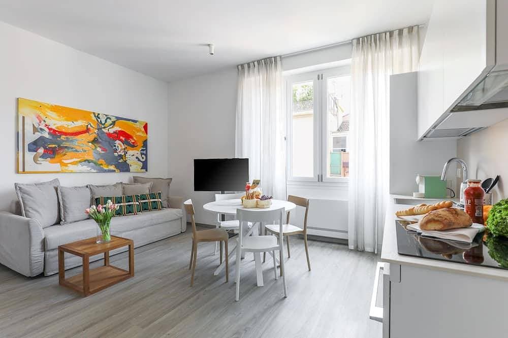 Three-room apartment of 58sqm, with two bedrooms and a bathroom on the fifth floor with elevator 1