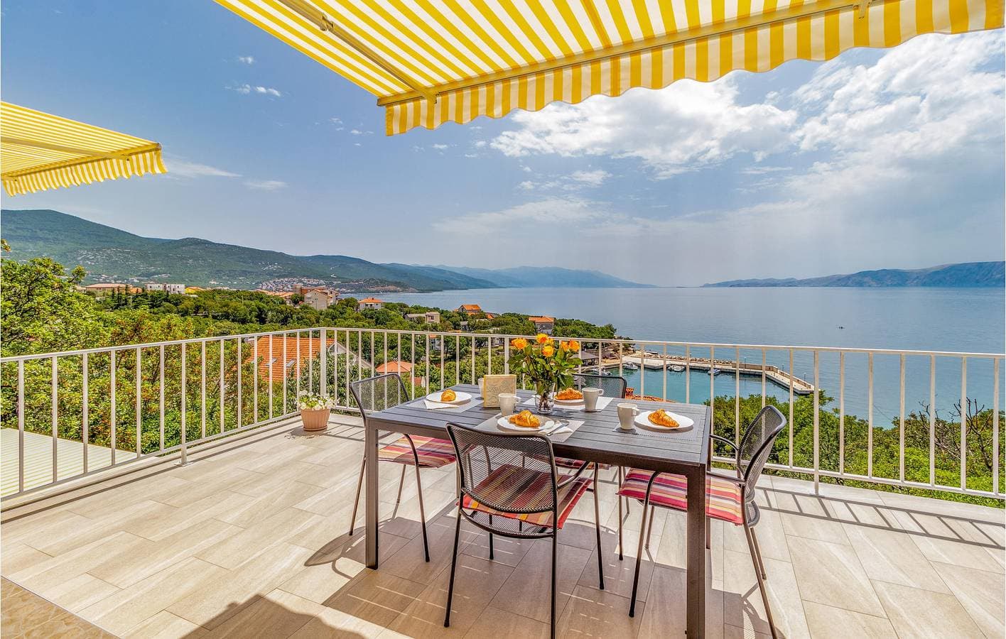 Foto 8 von 49: Gemütliche 2-Zimmer-Wohnung mit Terrasse, 100 m von der Küste in Novi Vinodolski entfernt