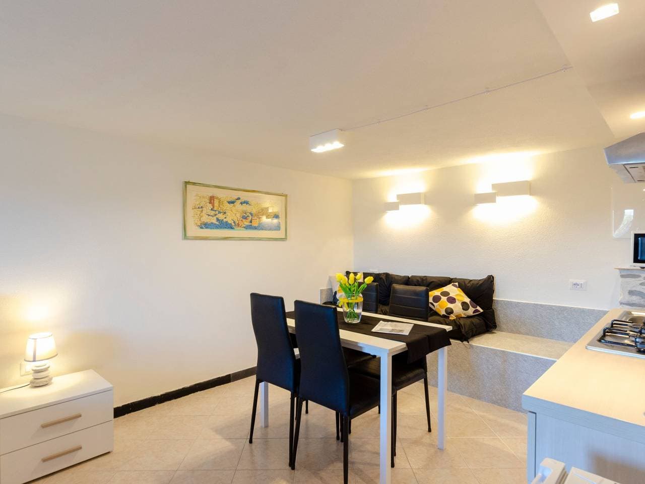 Foto 8 von 29: Einzimmerwohnung mit Terrasse und Blick auf den Berg