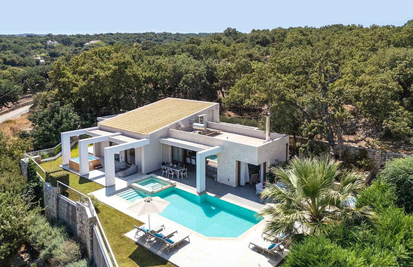Foto 2 von 28: High-Spec Contemporary Villa with Garden, Jacuzzi and Walk-to-Tavernas Location