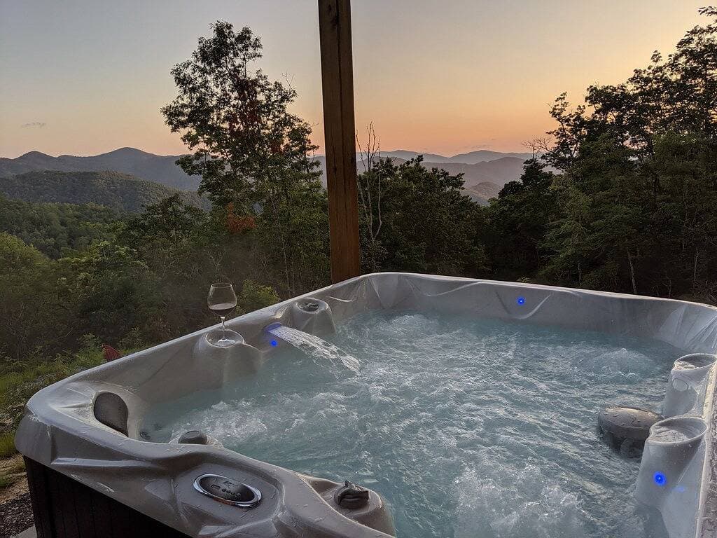 Foto 12 von 49: Awesome Views at High Elevations - 1 bedroom with King bed, 3 bath cabin