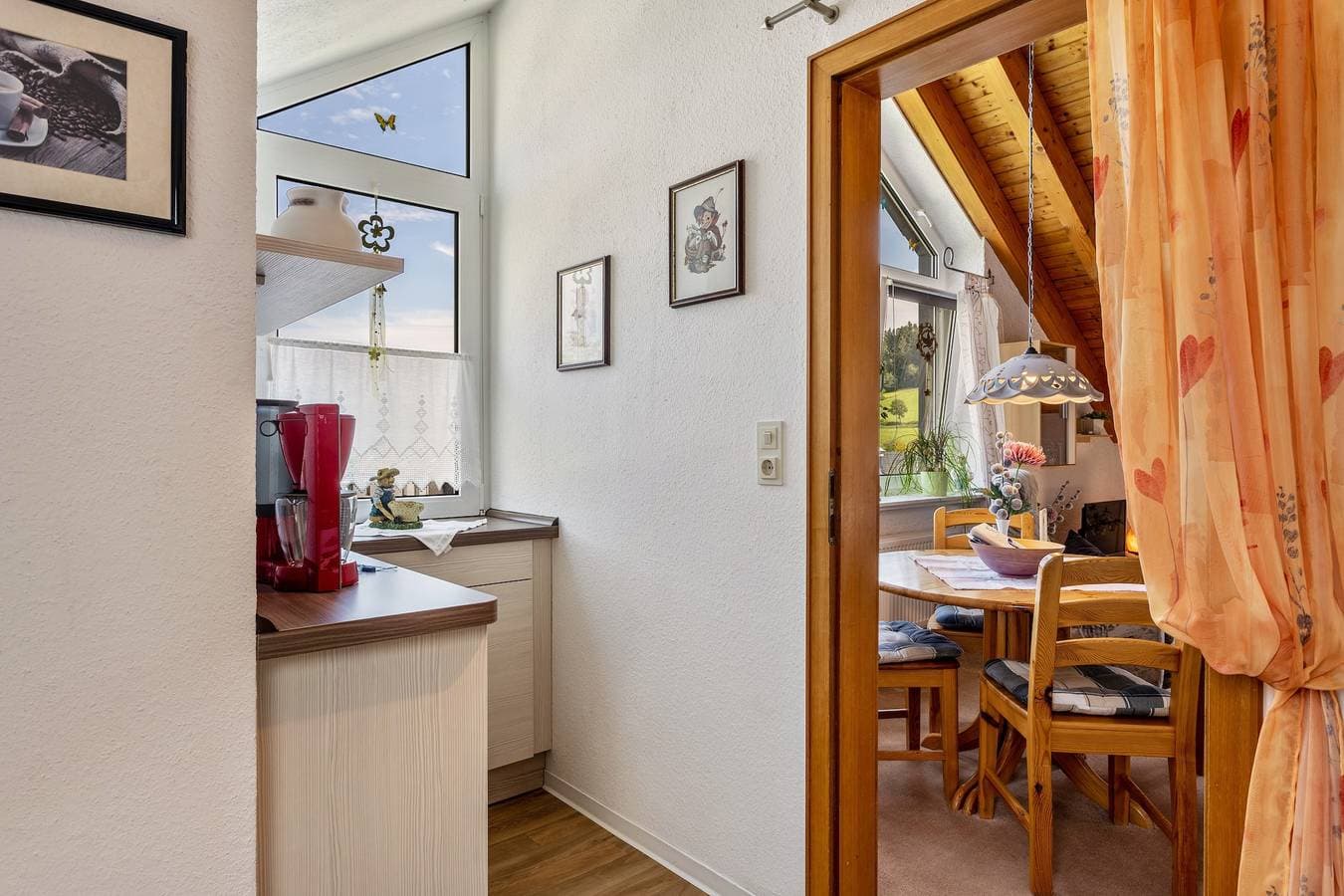 Foto 5 von 21: "Ferienwohnung Ausblick" mit Bergblick, Sitzecke im Garten und WLAN
