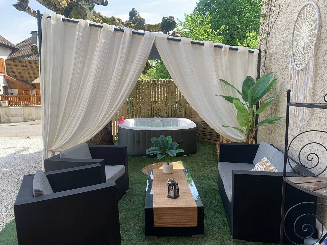Foto 3 von 29: Cocoon-Zimmer mit Garten und privatem Jacuzzi