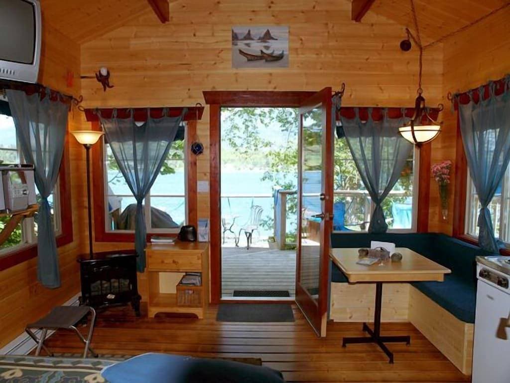 Foto 5 von 7: Gemütlich, romantisch am Wasser Kabine. Schlafmöglichkeiten für 2, haustierfreundlich, zu Fuß zu allen Annehmlichkeiten.