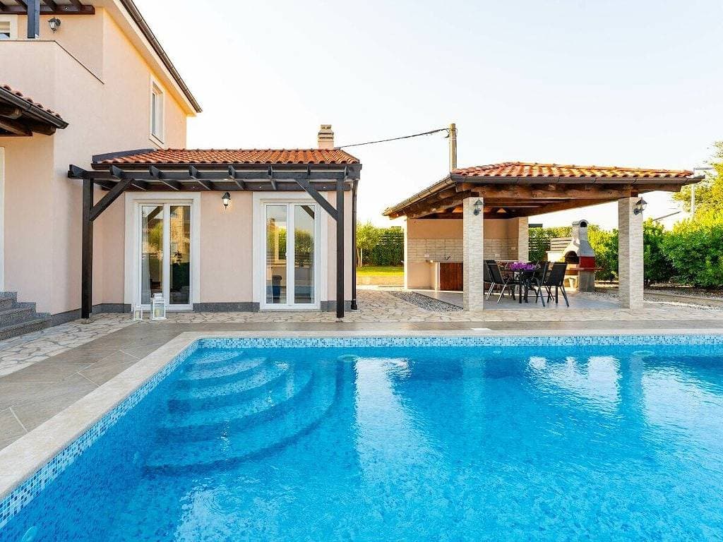 Foto 4 von 42: Villa in Sveti Lovreč mit Schwimmbecken