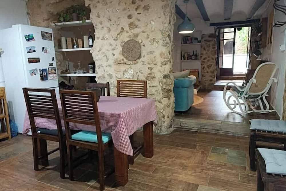 Foto 12 von 24: El Bosquet 1897. 2-Bedroom Vacation Rental. We are pet-friendly.