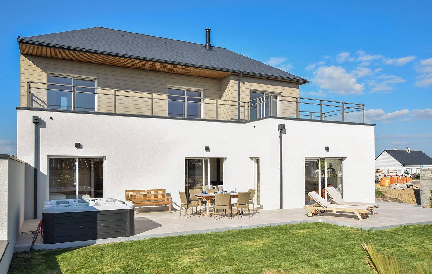 Foto 2 von 46: Gemütlich, 2 km vom Strand entfernt: 180 m² große Wohnung mit Garten, Whirlpool und WLAN