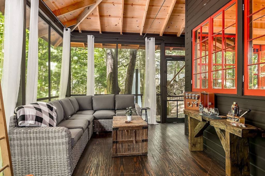 Foto 5 von 16: Treetop Studio on the Dune / Outdoor Shower + Hot Tub / Glamping