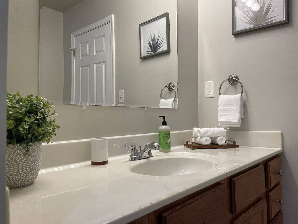 Foto 4 von 11: First Class Lvng - 2Br, 2Ba, cool/cozy