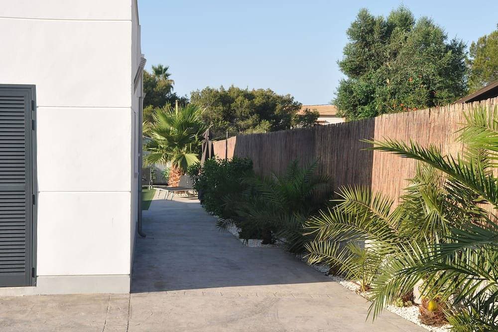 Foto 12 von 24: Moderner Bungalow mit beheiztem Pool, 50m vom Meer - Whirlpool -