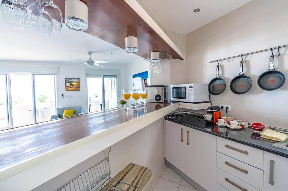 Foto 13 von 30: Frontline Mediterranean Villa • Heated Pool & Jacuzzi • 3m Walk to Beach & Port