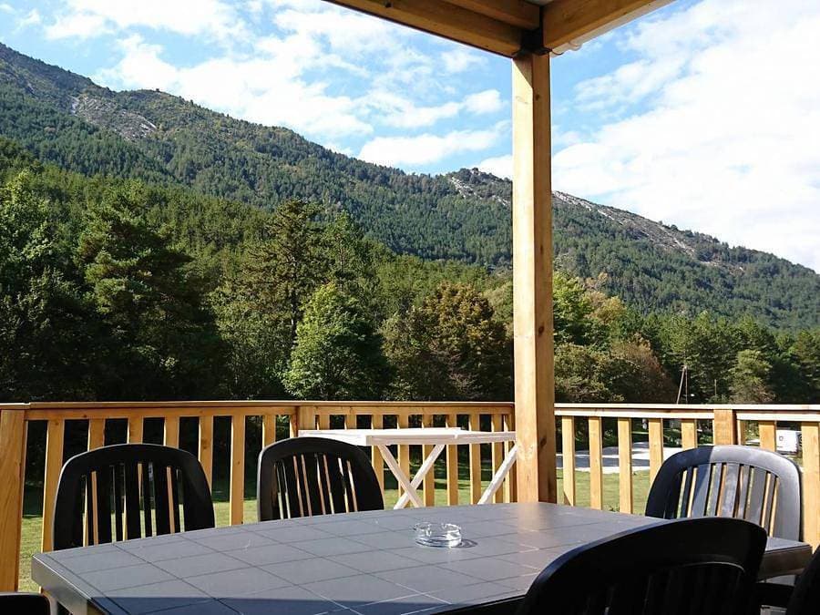 Foto 6 von 35: Camping White Rock - Chalet 4 personen - Vanille (Bergblick) 2 Zimmer