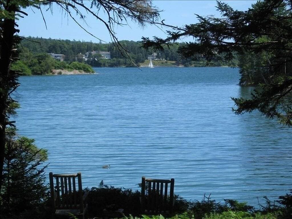 Foto 3 von 9: Einzigartige Cove Side Cabin auf Somes Sound neben Babbling Brook