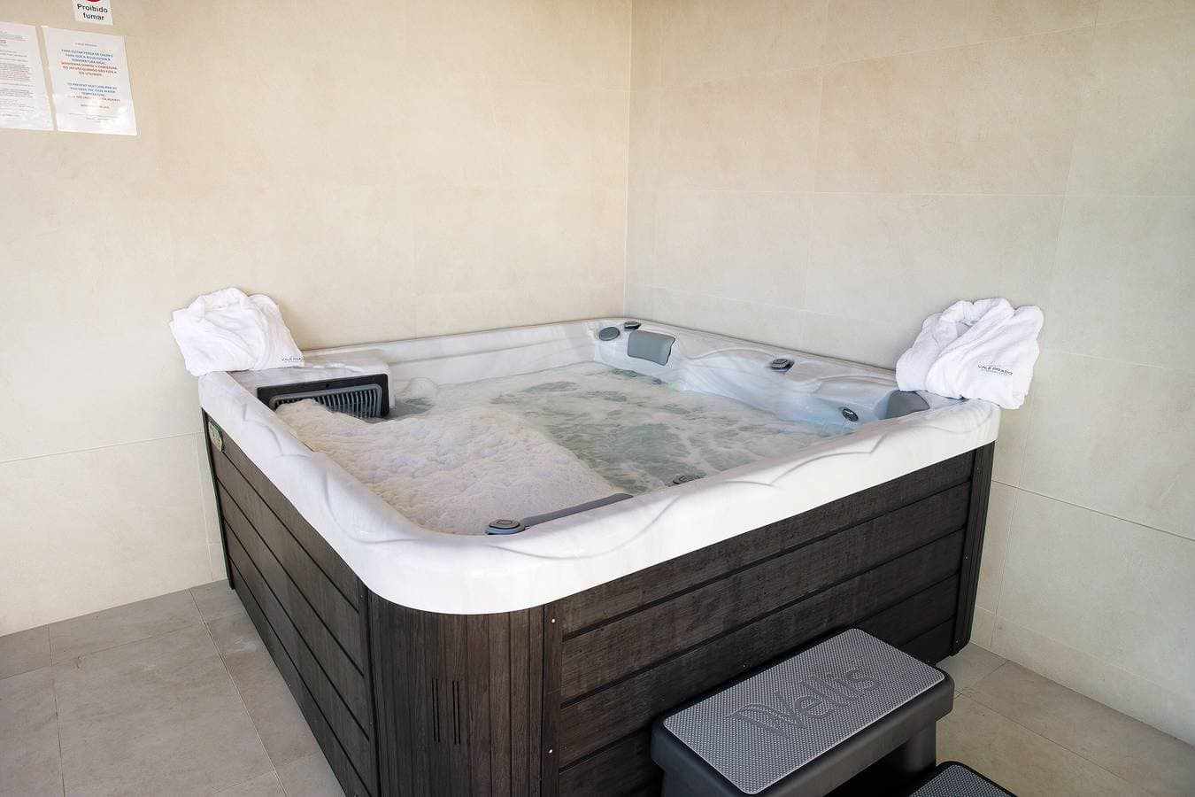 Foto 3 von 32: Villa 'Rosa Com Piscina E Jacuzzi' mit Bergblick, WLAN und Klimaanlage